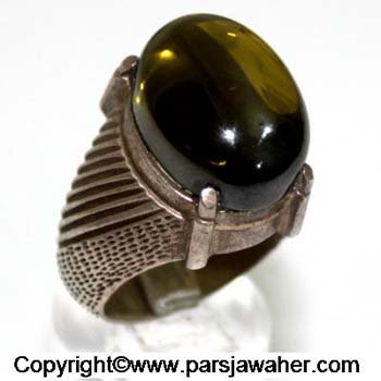 انگشتر با نگین گوهر شب تاب یا شب چراغ انگشتر با نگین گوهر شب تاب یا شب چراغ