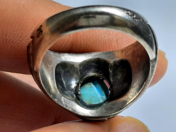 پشت نگین انگشتر مردانه فیروزه نیشابوری رکاب قلمزنی سیدی 3