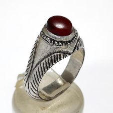 انگشتر ظریف قدیمی عقیق کهنه یمنی سرخ تیره a402