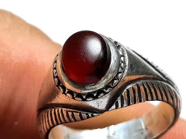 انگشتر ظریف قدیمی عقیق کهنه یمنی سرخ تیره a402_1