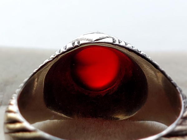 پشت انگشتر ظریف قدیمی عقیق کهنه یمنی سرخ تیره a402_5