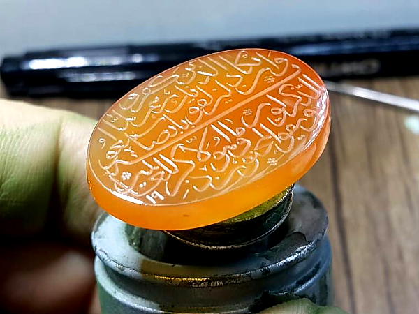 نگین عقیق یمنی خطی حکاکی متن وان یکاد 401_6 نگین عقیق یمنی خطی حکاکی متن وان یکاد 401_6